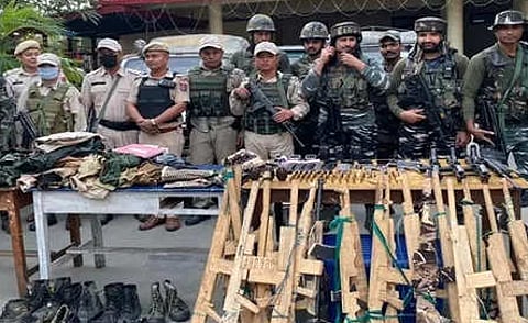 मणिपूरमध्ये शस्त्रास्त्रे, दारुगोळ्याचा साठा जप्त