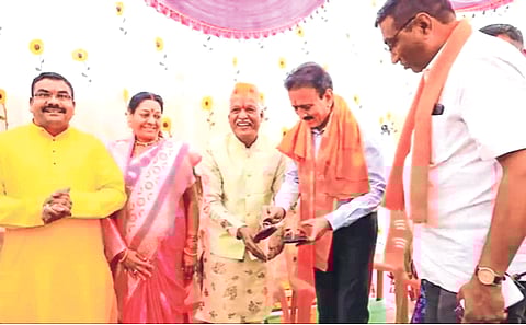 अखेर ३२ वर्षांनंतर त्यांनी पायात वहाणा घातल्या