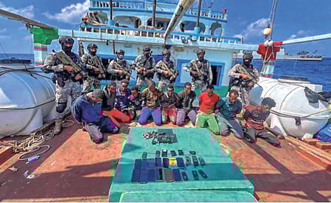 भारतीय नौदलाकडून १९ पाकिस्तानींची सुटका; सोमालियाजवळ आयएनएस सुमित्राची सागरी चाच्यांविरुद्ध कारवाई
