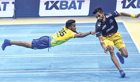 मुंबई खिलाडीज साखळी फेरीतच गारद! चेन्नई क्वीक गन्सकडून ४१-१८ असा दारुण पराभव; गुजरातची तेलुगूवर मात