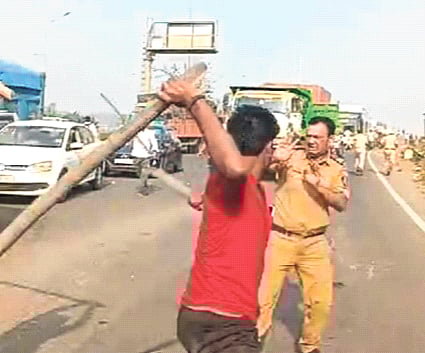 नवी मुंबईत पोलिसांवर हल्ला ; ४० जण ताब्यात