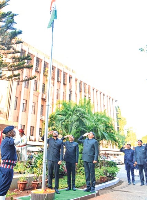 म्हाडा मुख्यालयात प्रजासत्ताक दिनानिमित्त ध्वजारोहण उत्साहात