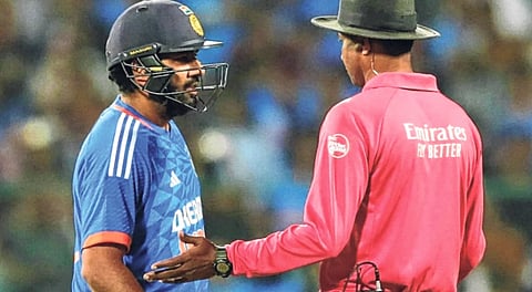 रोहित शर्मा रिटायर्ड हर्ट की रिटायर्ड आऊट?दुसऱ्या सुपर ओव्हरमध्ये पुन्हा फलंदाजीला उतरल्याने वादाला फोडणी