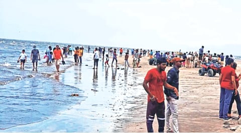 सलग सुट्ट्यांमुळे रायगड जिल्ह्यातील किनारे गजबजले; अलिबाग, मुरूडला पर्यटकांची अधिक पसंती
