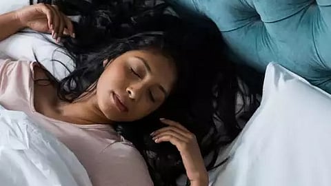 झोप पूर्ण होऊनही झोप न झाल्यासारखं वाटतं? तर 'या' गोष्टींकडे दुर्लक्ष करू नका