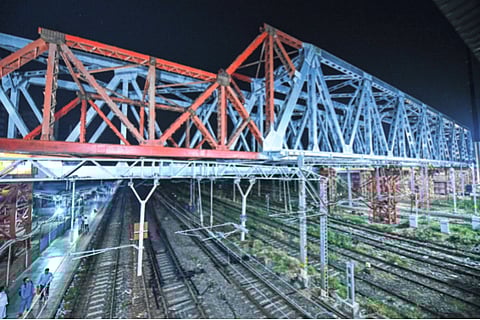 गर्डरचे वजन वाढले, सल्लागाराने भाव खाल्ला; विद्याविहार स्थानकातील पुलाच्या कामांत 
सल्ला महागला,दोन कोटींचा सल्ला चार कोटींवर