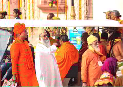 मुस्लीम धर्मगुरूची उपस्थिती लक्षवेधक!