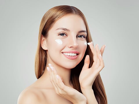 त्वचेच्या सौंदर्यासाठी टूथपेस्टचा वापर करा, टूथपेस्टमुळे त्वचेवरील डाग होतात कमी!