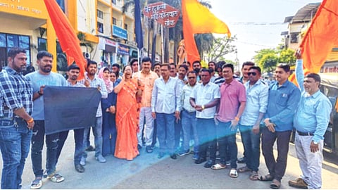 नार्वेकर यांच्या प्रतिमेला जोडे मारून शिवसैनिकांनी व्यक्त केला निषेध!