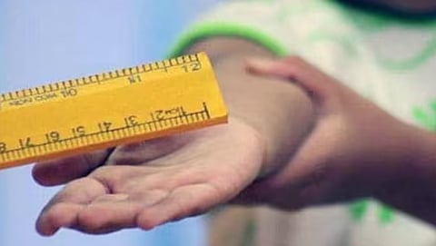 विद्यार्थ्याला मारहाण करणाऱ्या शिक्षकावर गुन्हा