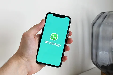 व्हॉट्सअॅपवर देखील ब्लू टिक मिळणार आहे. त्यामुळे तुम्ही ज्या अकाऊंटशी बोलत आहात ते खरं आहे की नाही ते ओळखणं सोपं होईल. परंतु ही ब्ल्यू टिक सर्वांना मिळणार नाही.