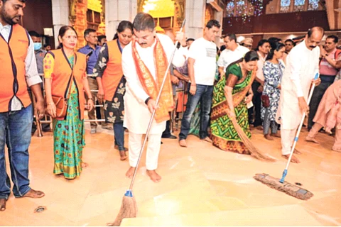 सिद्धीविनायक मंदिरात ‘जय श्रीराम’चा जयघोष; राहुल शेवाळेंच्या वतीने स्वच्छता मोहीम
