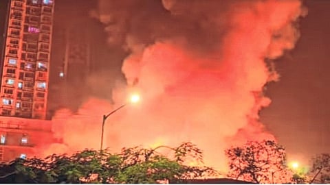 ग्रँट रोडला लाकडाच्या गोदामाला आग; एकाचा मृत्यू