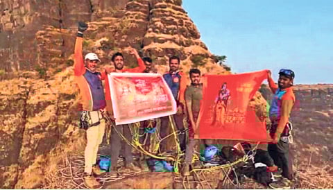 वजीर सुळक्यावर श्रीरामाचे चित्र असलेला भगवा रोवला
