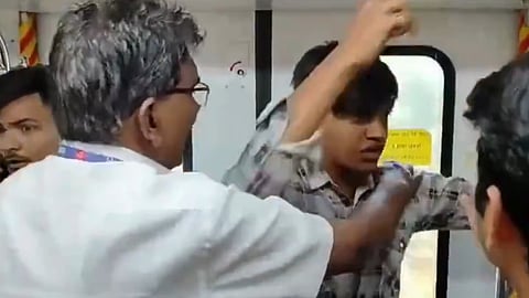 'पता है क्या मै कौन हूं' : मुंबईत विरार एसी लोकलमध्ये विनातिकीट तरुणांचा गोंधळ; Video झाला व्हायरल