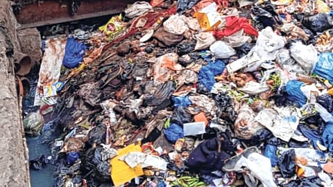 नाल्यातील उग्र दुर्गंधीने जनतेला नरकयातना! मुख्यमंत्र्यांची गाडगेबाबांची भूमिका फोटोपुरती नको!