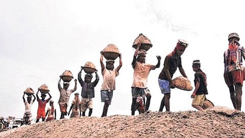 रोजगाराअभावी मोखाड्यातून स्थलांतर; यंत्रणांची चालढकल; तालुका कृषी विभागाचे औदासिन्य