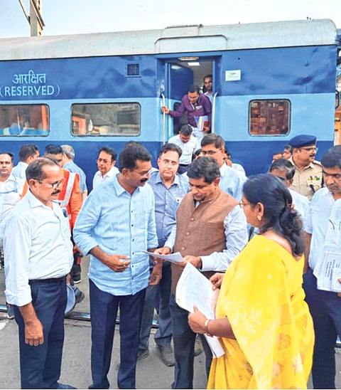 दिवा रेल्वे स्थानकातील समस्यांबाबत मध्य रेल्वेच्या व्यवस्थापकांना निवेदन