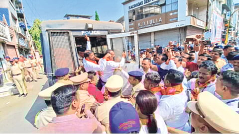 मराठी पाट्यांबाबत उल्हासनगरमध्ये मनसेचे ठिय्या आंदोलन