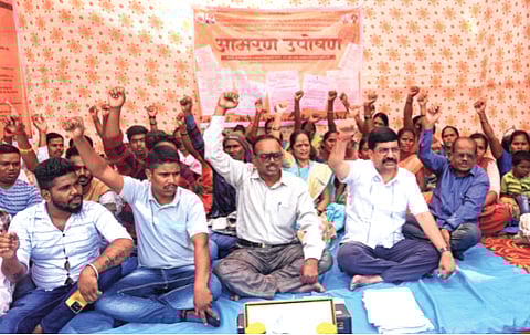 रेमंडप्रकरणी आदिवासी शेतकऱ्यांचे उपोषण: आदिवासींच्या बेकायदेशीर जमीन हस्तांतरितप्रकरणी ठाणे जिल्हाधिकारी येणार अडचणीत?