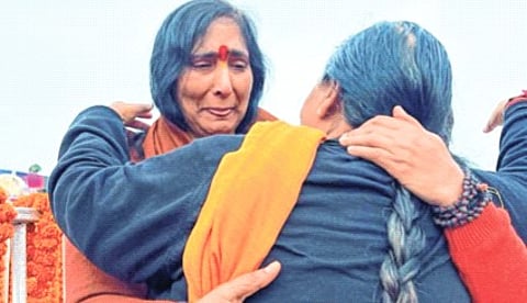 ...आणि त्या दोघींनी एकमेकींना मिठी मारली
