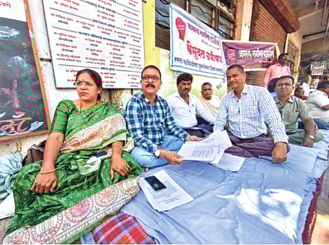 रस्ता रुंदीकरणातील बाधितांचे पुनर्वसन न झाल्याने आमरण उपोषण