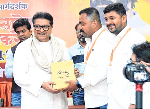 नोकरी करण्यापेक्षा देणारे बना! स्थानिकांच्या जमिनींसाठी राज ठाकरे अलिबागमध्ये