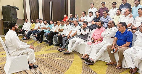 मोठी बातमी ! शिंदे गटाचे 'हे' १६ आमदार ठरले पात्र