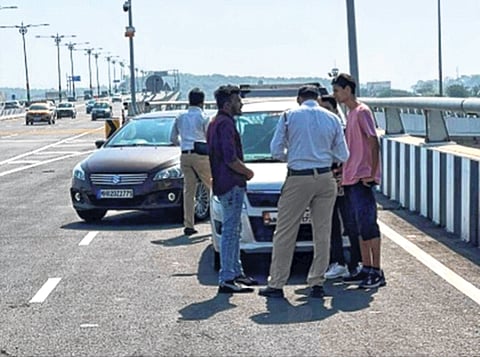 अटल सेतूवर सेल्फी, हौशा-नवशांवर कारवाई