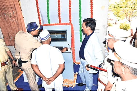कल्याण आधारवाडी जेलमध्येही एफएम रेडिओ केंद्र सुरू;कारागृहातील बंदी सिद्धेश पांचाळ बनला रेडिओ जॉकी