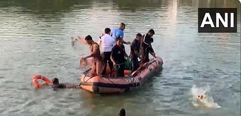 गुजरातमध्ये बोट पलटली : 13 विद्यार्थी, 2 शिक्षकांचा मृत्यू; लाइफ जॅकेट घातले नव्हते, 12 जणांना वाचवण्यात यश