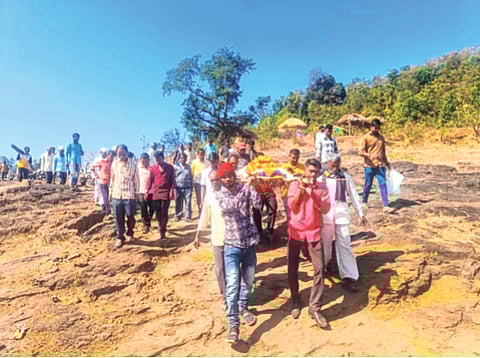 मृत्यूपश्चातही प्रेताच्या नशिबी मरणयातना: स्मशानभूमीचा प्रवास खडतर; नाशेरा ग्रामस्थांची शोकांतिका