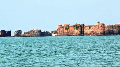 पद्मदुर्गच्या दुरुस्तीसाठी निधी कमी पडू देणार नाही; तातडीने जेट्टी उभारण्याचे खासदार तटकरे यांचे आदेश