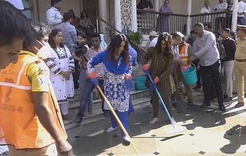 ''हे बघून संत गाडगेबाबा विसरून गेलो', राम मंदिरातील स्वच्छता मोहिमेच्या व्हिडीओवरून अमृता फडणवीस ट्रोल
