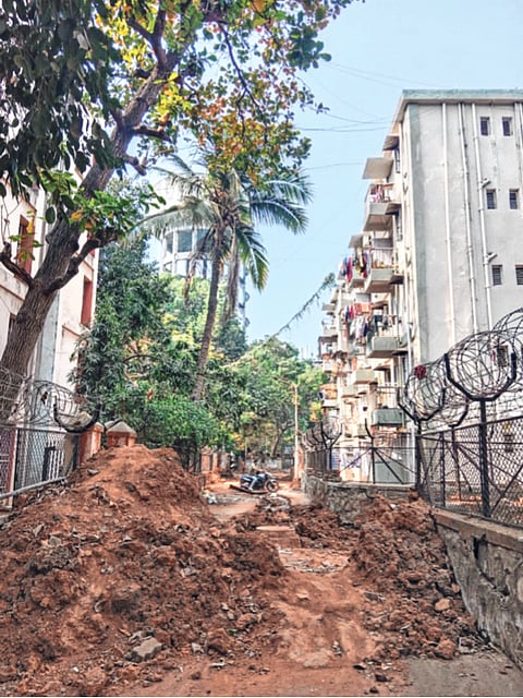 केंद्र सरकारच्या कामातच प्रदूषण नियमावली धाब्यावर! अँटॉप हिलच्या सीजीएस कॉलनीत ना बॅरिकेड्स, ना पत्रे अथवा पडदे