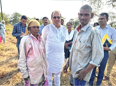 रोजगाराअभावी कातकरी मजूर ठरत आहेत वेठबिगारीचे बळी; रोजगार हमी योजनेची अंमलबजावणी होत नसल्यामुळे विवेक यांची नाराजी