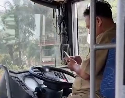 एनएमएमटी चालकाला मोबाईल वापरणे महागात पडले, Video व्हायरल होताच झाली कारवाई