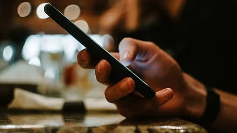 तुमच्या मुलाने लैंगिक अत्याचार केलाय...वडिलांना फोन करून उकळले 1.25 लाख रुपये