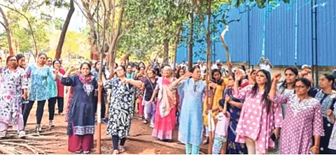 उद्यान वाचवण्यासाठी चिपको आंदोलन: घाटकोपरवासीयांचा पुढाकार; दवाखाना व कब्रस्तानाला विरोध