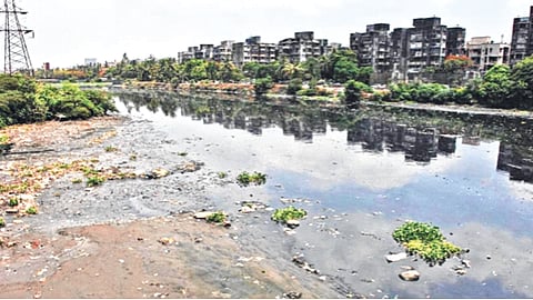 पालिका लागली कामाला; शहर, उपनगरातील नाल्यांतील गाळ काढण्यासाठी निविदा