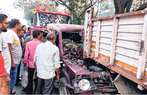 नाशिकला कारची ट्रकला धडक; तीन ठार, एक जखमी