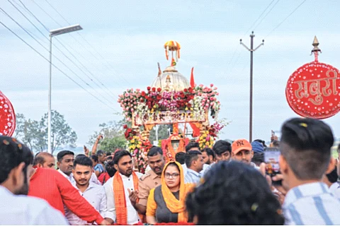 शिर्डी परिक्रमेचा सोहळा उत्साहात, हजारोंच्या संख्येने साईभक्त सहभागी