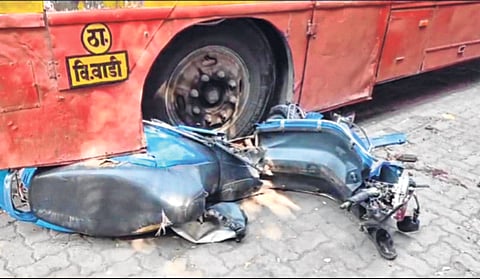 चालकाचे नियंत्रण सुटल्याने एसटीची गाड्यांना धडक, कल्याण पश्चिमेतील लालचौकी परिसरातील घटना