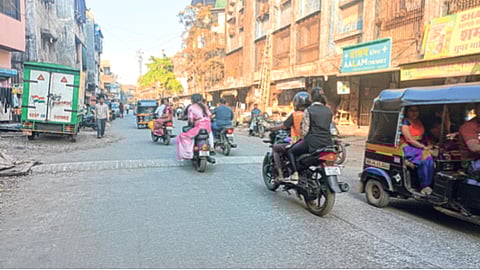 भिवंडीत अर्ध्या किमीवरच ११ गतिरोधक: खाडीपार ते काटई बाग मार्गावरील प्रकार; वाहन चालकांत संताप