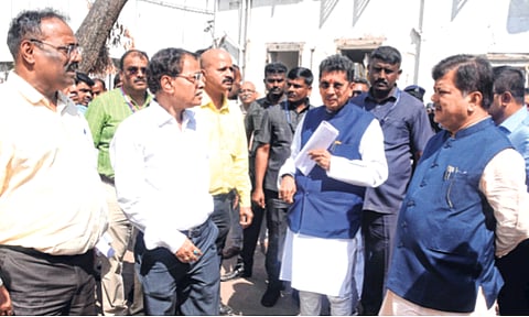 एक हजार आसन क्षमतेचे दामोदर नाट्यगृह; नाट्यगृह, शाळेचे बांधकाम एकाचवेळी सुरू करण्याचे दीपक केसरकर यांचे निर्देश