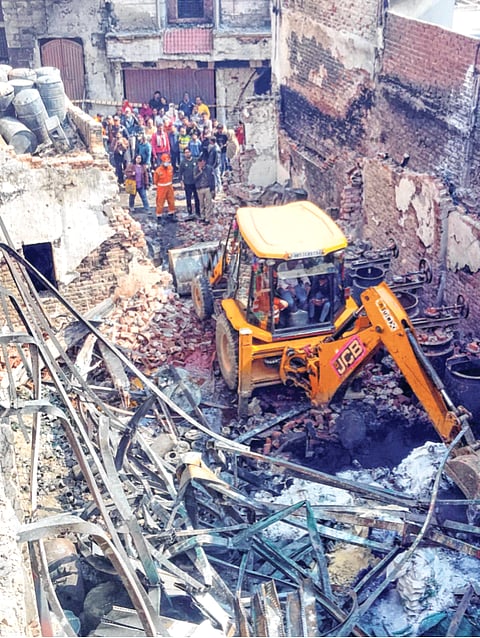 दिल्लीतील अलीपूर भागात रंगाच्या कारखान्याला आग; ११ ठार