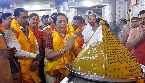मुख्यमंत्र्यांच्या वाढदिवसानिमित्त नीलम गोऱ्हेंनी दगडूशेठ चरणी अर्पण केला ६० किलोंचा मोदक