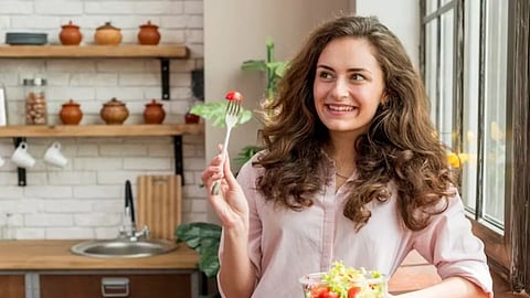 खाण्यापिण्याकडे दुर्लक्ष? मूड चांगला ठेवण्यासाठी 'या' पदार्थांचा आहारात समावेश करा