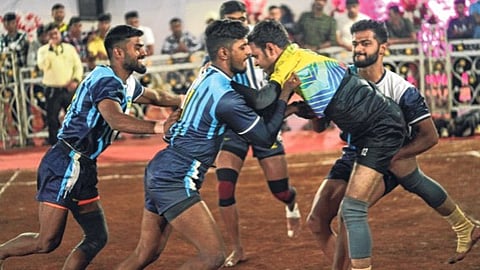 खेलो इंडिया क्रीडा स्पर्धा; बँक ऑफ बडोदा, हिंदुजा, शिवशक्तीची विजयी सलामी, राज्यस्तरीय कामगार कबड्डी स्पर्धा