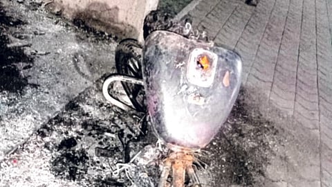 भिवंडीत इमारतीखालील चार दुचाकी अज्ञाताने जाळल्या